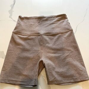 Beyond Yoga Spacedye 5” Biker Shorts in Oatmeal size Medium